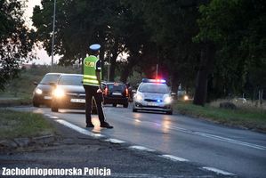 policjanci z drogówki  kierują ruchem