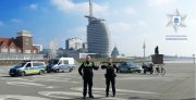 dwójka policjantów na tle panoramy Bremenhaven