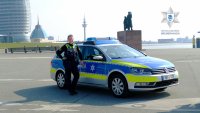niemiecka policjantka przy radiowozie na tle panoramy Bremenheven