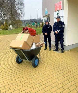 Policjanci z Mierzyna w wyjątkowej zbiórce dla bezdomnych zwierząt