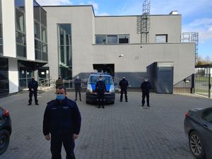 policjanci na placu przed jednostką w Wałczu