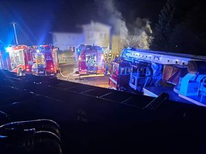 służby  na miejscu pożaru