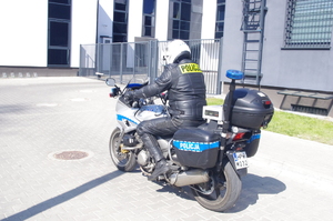 policjant na motorze