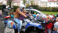 Policyjna maskotka &quot; Gryfuś&quot; odwiedziła uczniów ze Szczecinka