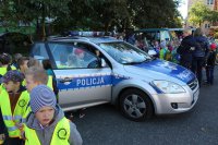 Policyjny radiowóz z dziećmi