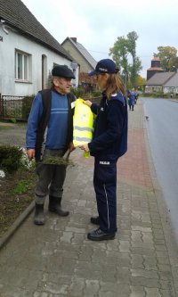 Policjanci z posterunku Policji w Mirosławcu wręczali elementy odblaskowe mieszkańcom gminy Wałcz
