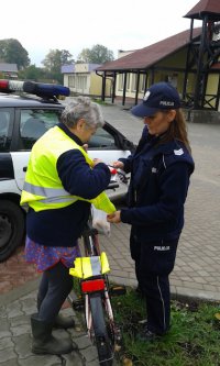 Policjanci z posterunku Policji w Mirosławcu wręczali elementy odblaskowe mieszkańcom gminy Wałcz