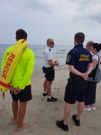 Przedstawiciele różnych służb dbają o bezpieczeństwo wypoczywających na plaży