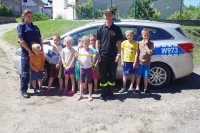 Policjanci z Wałcza podczas spotkania z dziećmi w świetlicach wiejskich.
