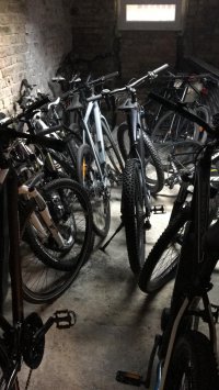 kilka rowerów w pomieszczeniu piwnicy