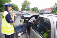 policjantka kontroluje kierowcę samochodu