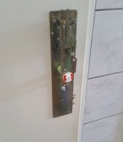 kasetka do drzwi w toalecie