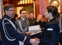Komendant Wojewódzki przekazuje akty ślubowania
