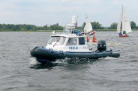 Policyjna łódź patrolowa na jeziorze Dąbie