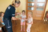 Policjanci z komendy miejskiej w Koszalinie spotykają się z dziećmi, które wolny czas spędzają w ramach zorganizowanych w mieście półkolonii.
