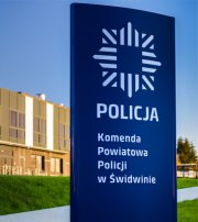 tablica z napisem :  Komenda Powiatowa Policji w Świdwinie