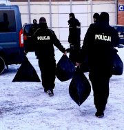 Policjanci Oddziału Prewencji Policji w Szczecinie pomagają zbierając nakrętki