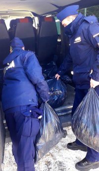 Policjanci Oddziału Prewencji Policji w Szczecinie pomagają zbierając nakrętki