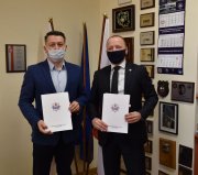 Umowę podpisali przedstawiciele Komendy Wojewódzkiej Policji w Szczecinie oraz przedstawiciel firmy  Gastel Prefabrykacja S.A. z siedzą w Karsinie