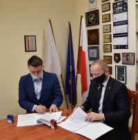 Umowę podpisali przedstawiciele Komendy Wojewódzkiej Policji w Szczecinie oraz przedstawiciel firmy  Gastel Prefabrykacja S.A. z siedzą w Karsinie