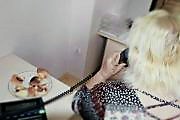 seniorka rozmawia przez telefon