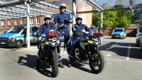 niemieccy policjanci na motocyklach w mieście