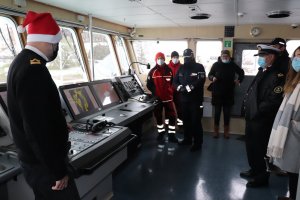 funkcjonariusze zwiedzają statek