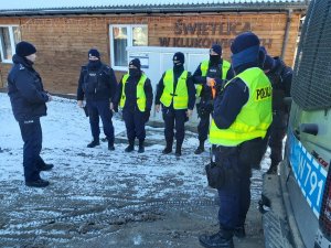 policjanci na odprawie z dowódcą
