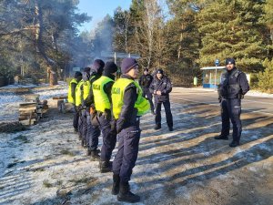 policjanci na spotkaniu z dowódcą
