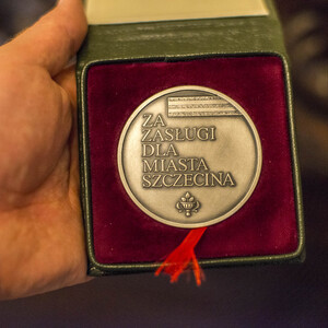 Policjant odznaczony medalem "Za Zasługi dla Miasta Szczecina"