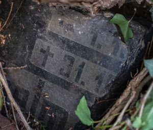 napis na odnalezionym kamieniu