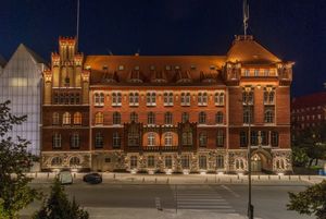 zabytkowy budynek Komendy Wojewódzkiej Policji w Szczecinie - nocą