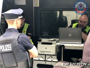 Stażyści niemieckiej policji zapoznają się z dokumentacją sporządzaną podczas kontroli drogowej