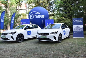 Policjanci z Gryfina i Wałcza otrzymali od Fundacji Enea dwa samochody elektryczne