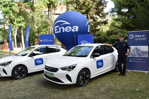 Policjanci z Gryfina i Wałcza otrzymali od Fundacji Enea dwa samochody elektryczne