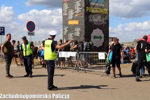 polcjanci z Wydziału Ruchu Drogowego kierują ruchem