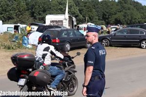 policjant OPP podczas zabezpieczenia płynności ruchu na drodze
