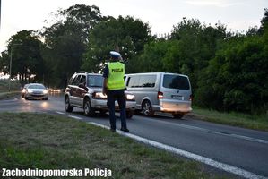 policjanci z drogówki dbają o płynny dojazd