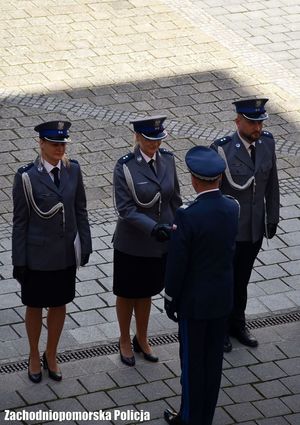 Komendant Wojewódzki Policji w Szczecinie wręcza akty mianowania