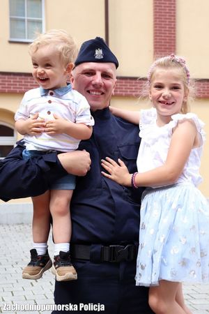 policjant z dwójką dzieci