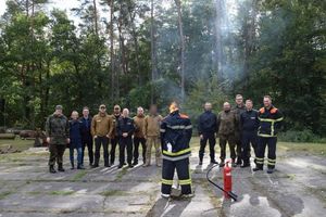 pokaz kombinezonu przeciwwybuchowego używanego przez saperów