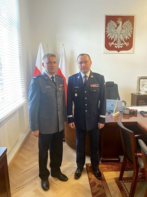 nadinsp. Tomasz Trawiński Komendant Wojewódzki Policji w Szczecinie oraz odznaczony medalem podinsp. Ryszard Kurzyński