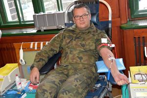 przedstawiciele różnych służb mundurowych wsparli otwartą zbiórkę krwi