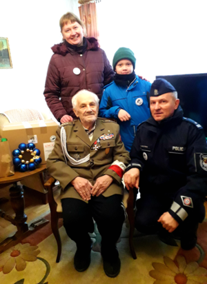 szczecińscy policjanci przekazują paczki bohaterom