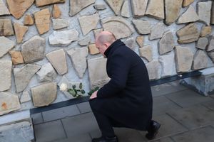 prezydent Szczecina składa symboliczny kwiat