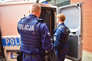 policjanci przy radiowozie