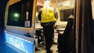 policjant w radiowozie