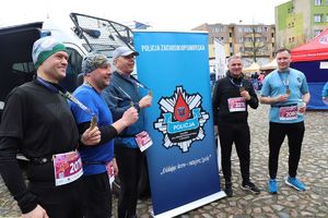 Po raz osiemnasty policjanci wspólnie z najlepszymi zawodnikami i zawodniczkami z całej Polski i świata uczestniczyli w maratonie w Dębnie