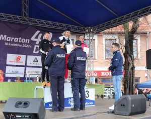 Po raz osiemnasty policjanci wspólnie z najlepszymi zawodnikami i zawodniczkami z całej Polski i świata uczestniczyli w maratonie w Dębnie