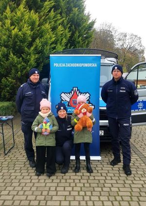 Szczecińscy policjanci uczestniczyli w XIV Kiermaszu Charytatywnym "Paczka dla Bohatera"